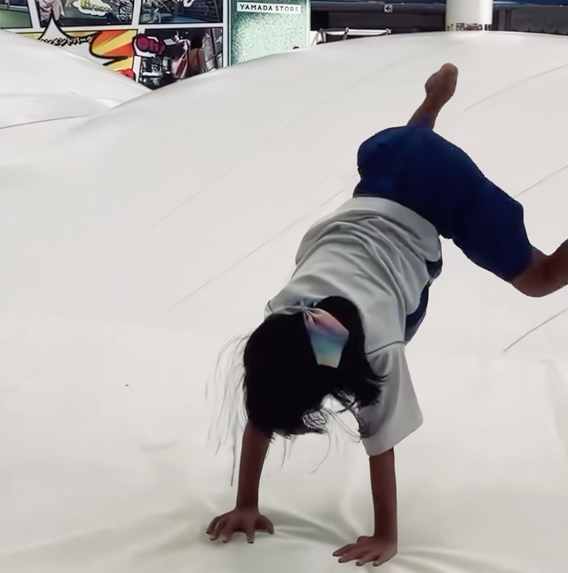 ふわふわドームでの後方回転（バク転）の特訓