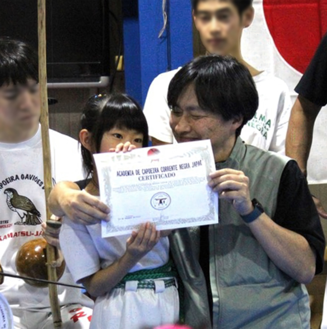 カポエイラの昇段審査で緑色の帯（コルダ）を取得